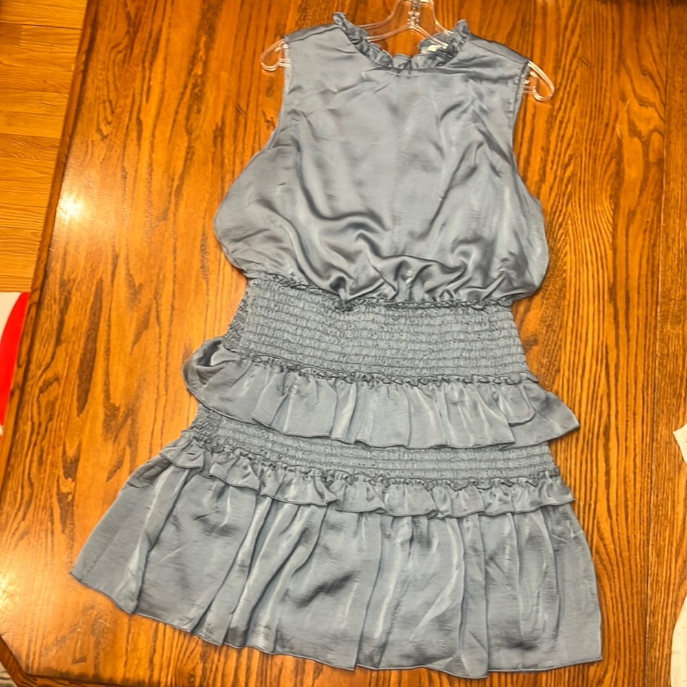 Very pretty blu dress, flattering on!